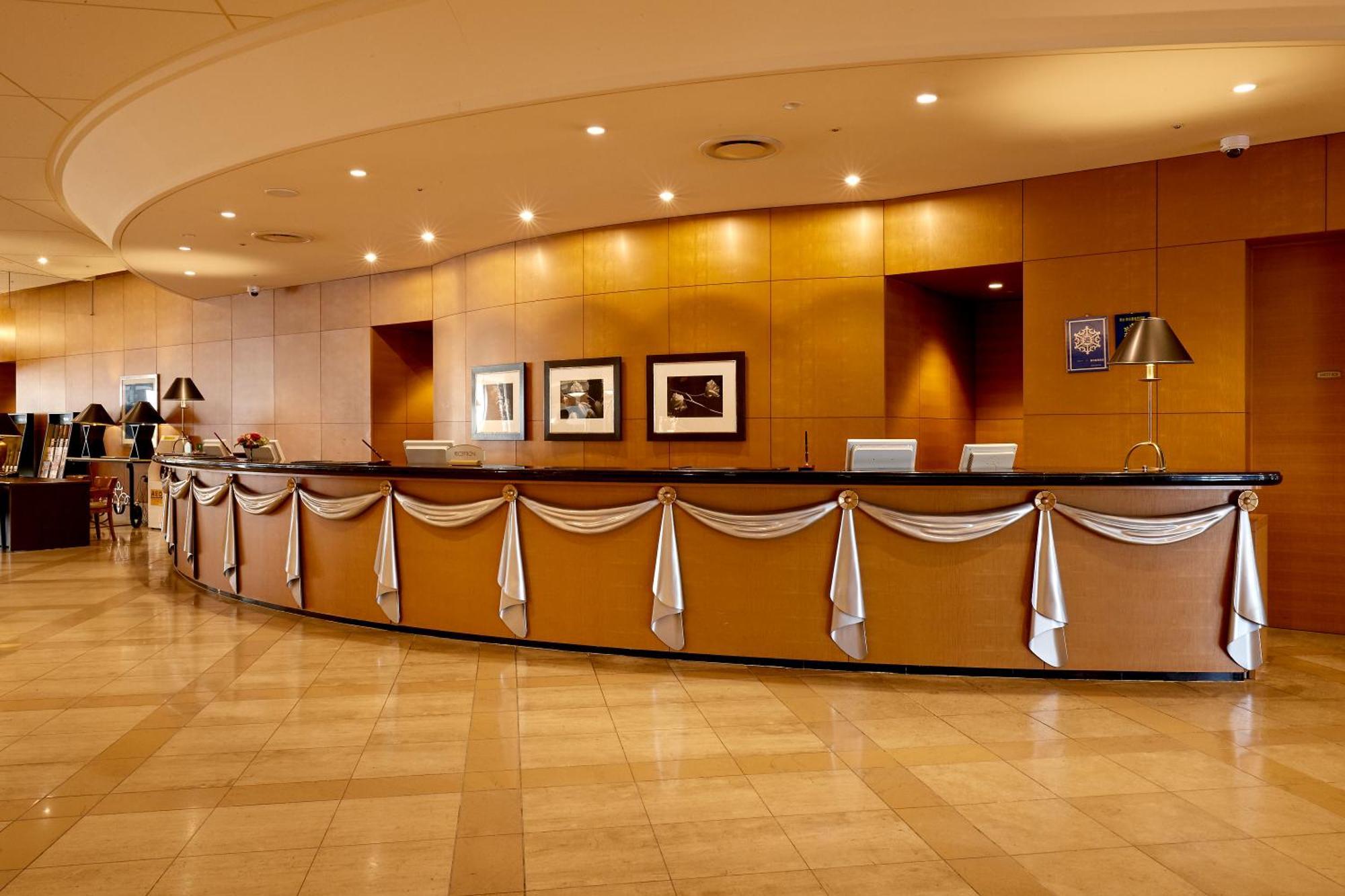 Miyako Hotel Gifu Nagaragawa Exteriér fotografie The reception area of the Qantas International Lounge at Sydney Airport