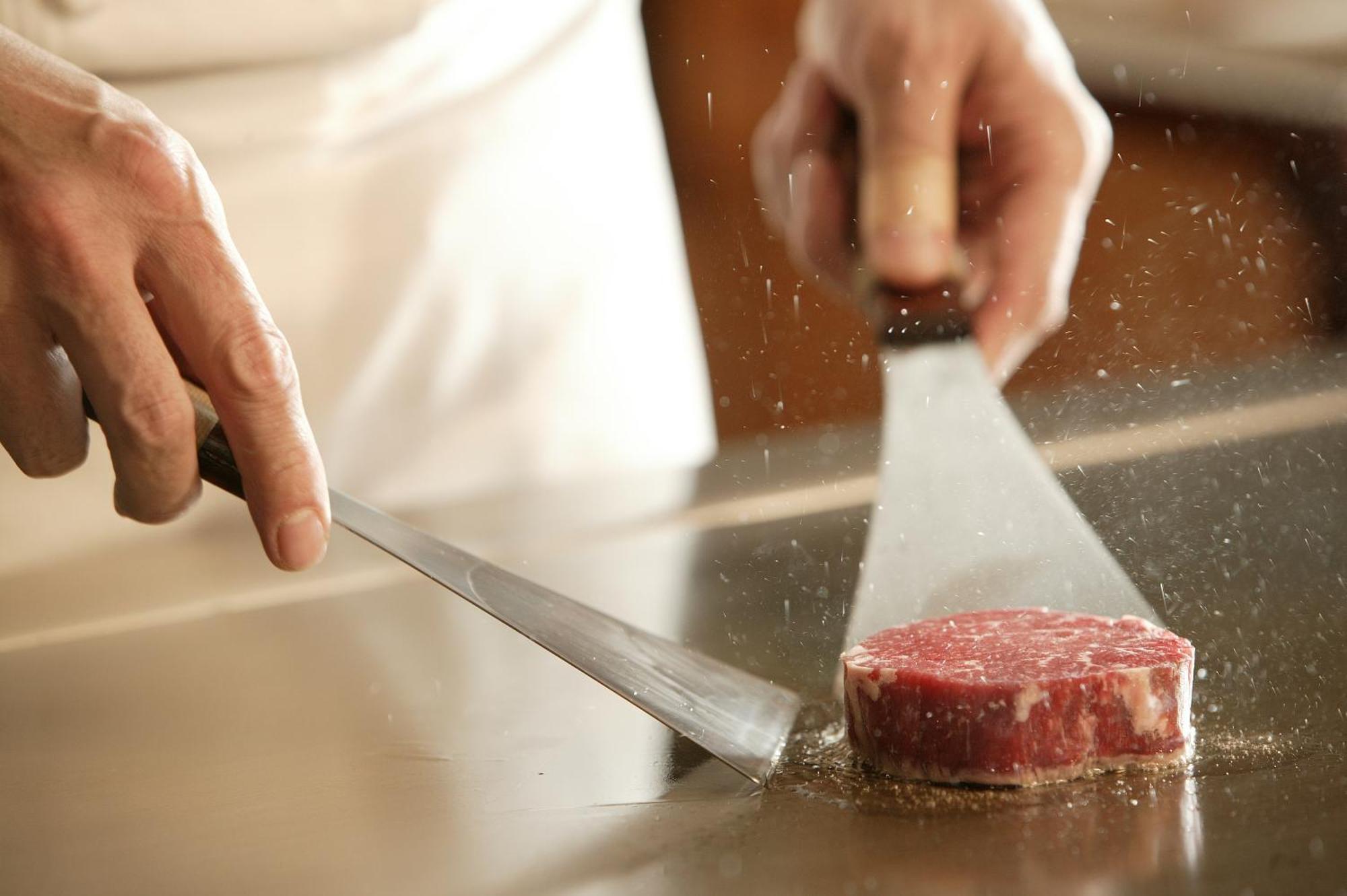 Miyako Hotel Gifu Nagaragawa Exteriér fotografie A chef seasoning a steak